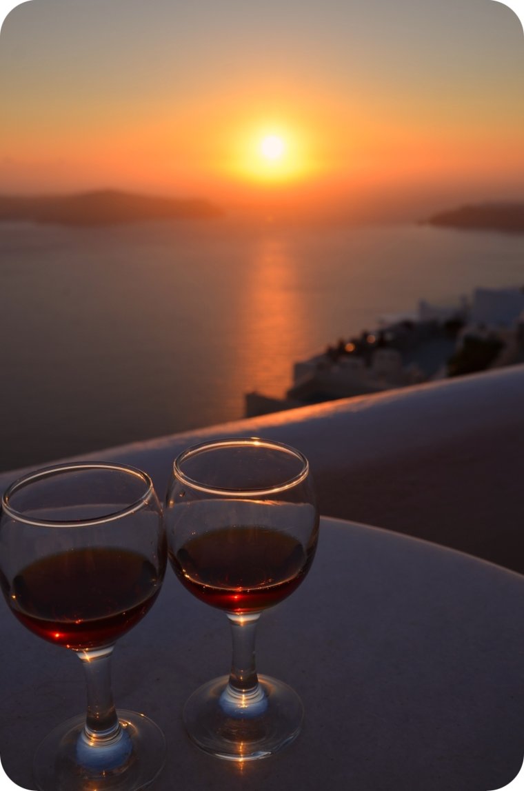 Бокал вина на берегу моря