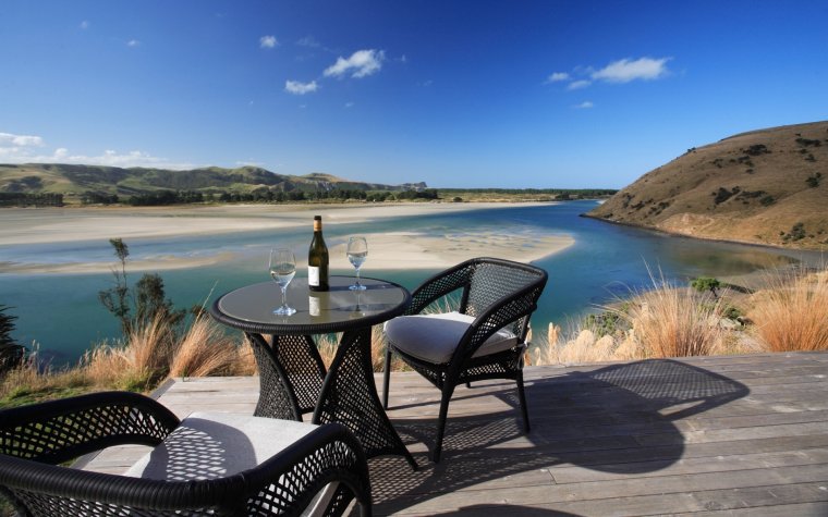 Столик с видом на горы