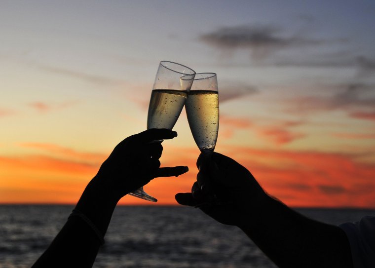 Бокал шампанского на берегу моря