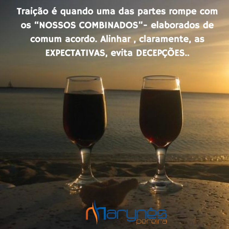 Два бокала на берегу моря