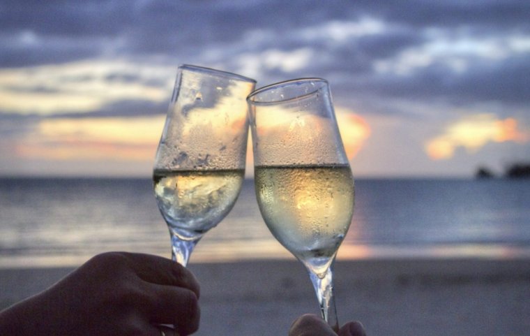 Бокалы с шампанским на фоне моря