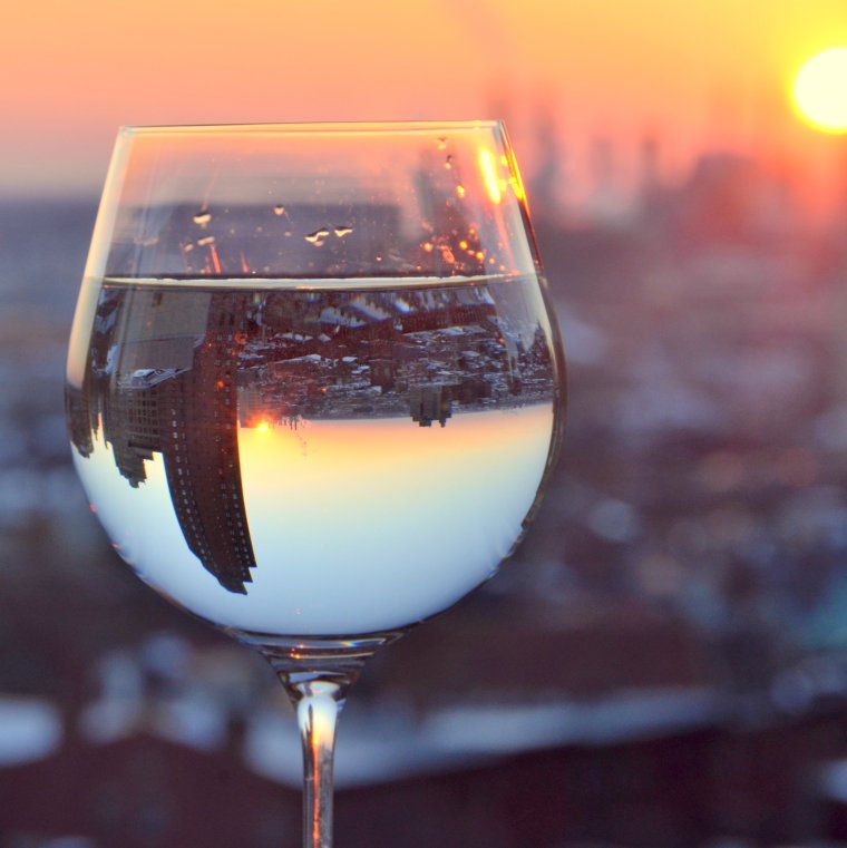 Блики на бокале