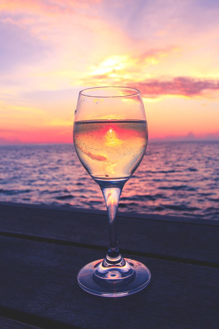 Бокал море закат