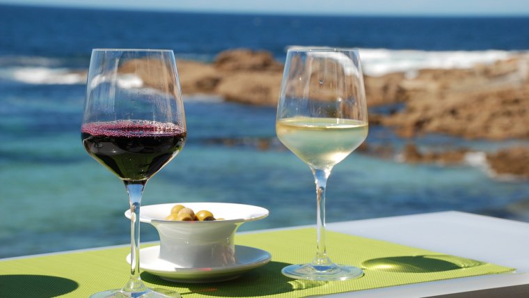 Бокал вина на фоне моря