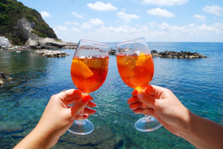 Апероль шприц на море