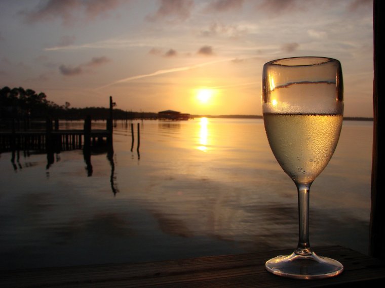 Фужеры на фоне моря