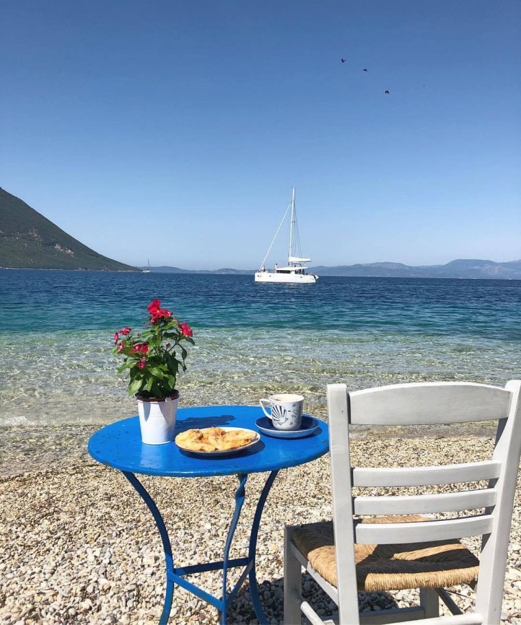 Столик у моря