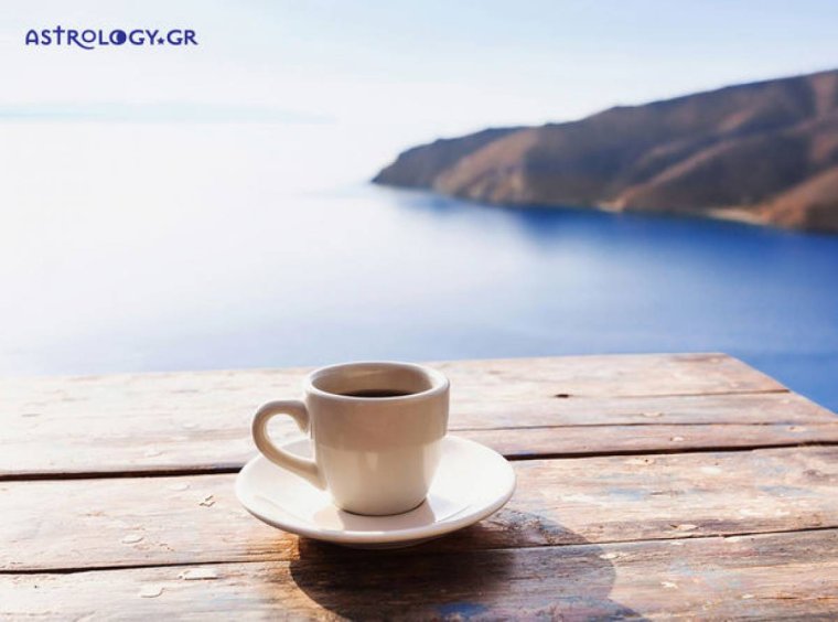 Кофе на фоне моря