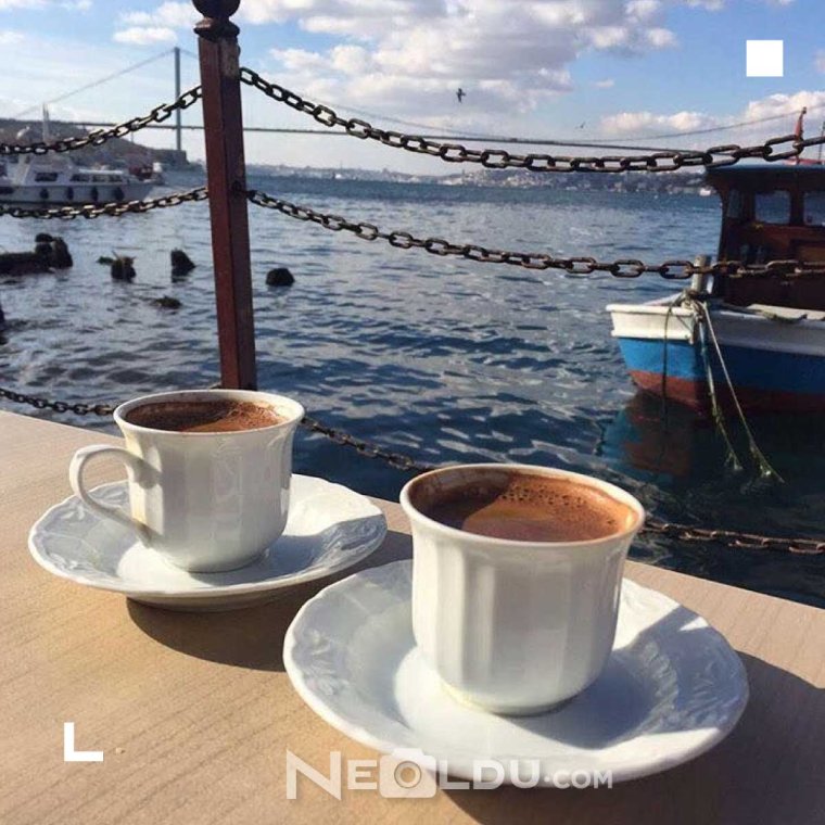 Кофе в кафе у моря