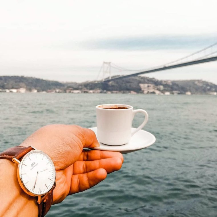 Утро у моря с чашечкой кофе