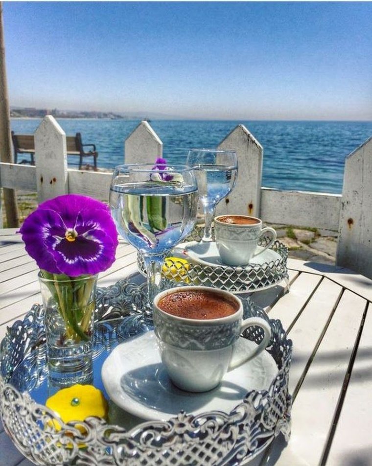 Мне столик с видом на мечту эспрессо и фламбе