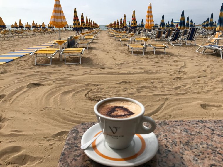 Утро на море с кофе