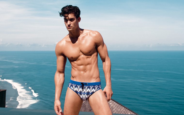 Красивые мужчины на пляже