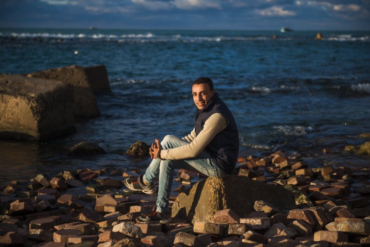 Мужчина сидит на берегу