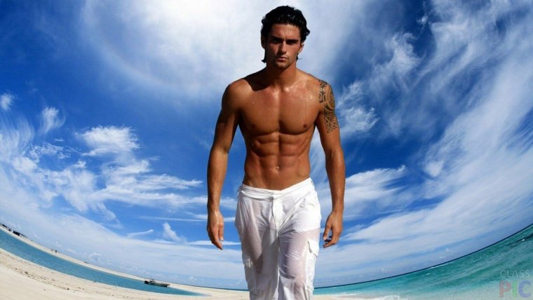 Красивый Загорелый мужчина