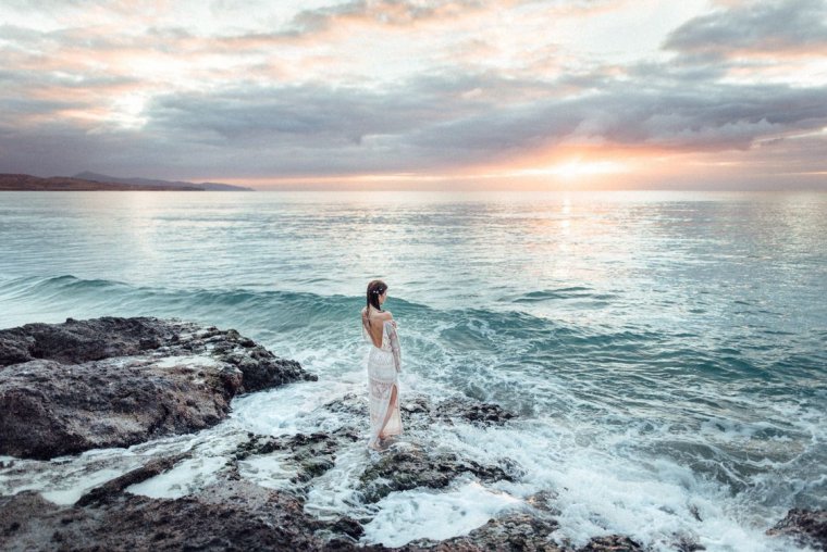 Девушка на берегу моря