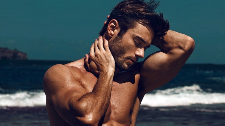 Фото мужчин в профиль на море