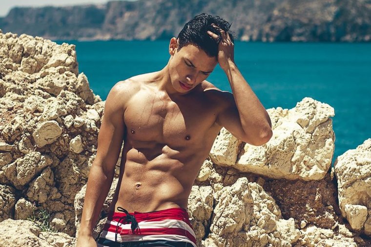 Красивые мужчины на пляже