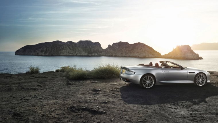 Астин Мартин на фоне моря