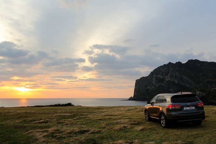 Машина на берегу моря