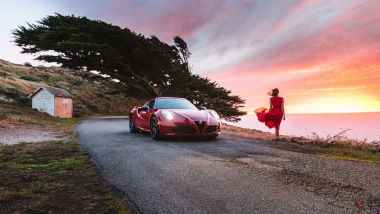 Автомобиль на фоне природы