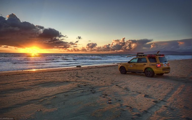 Машина на фоне моря