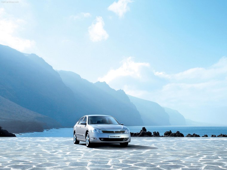 Машина на фоне моря и гор