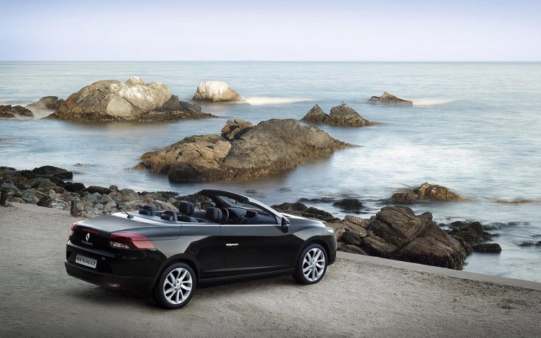 Кабриолет на фоне моря