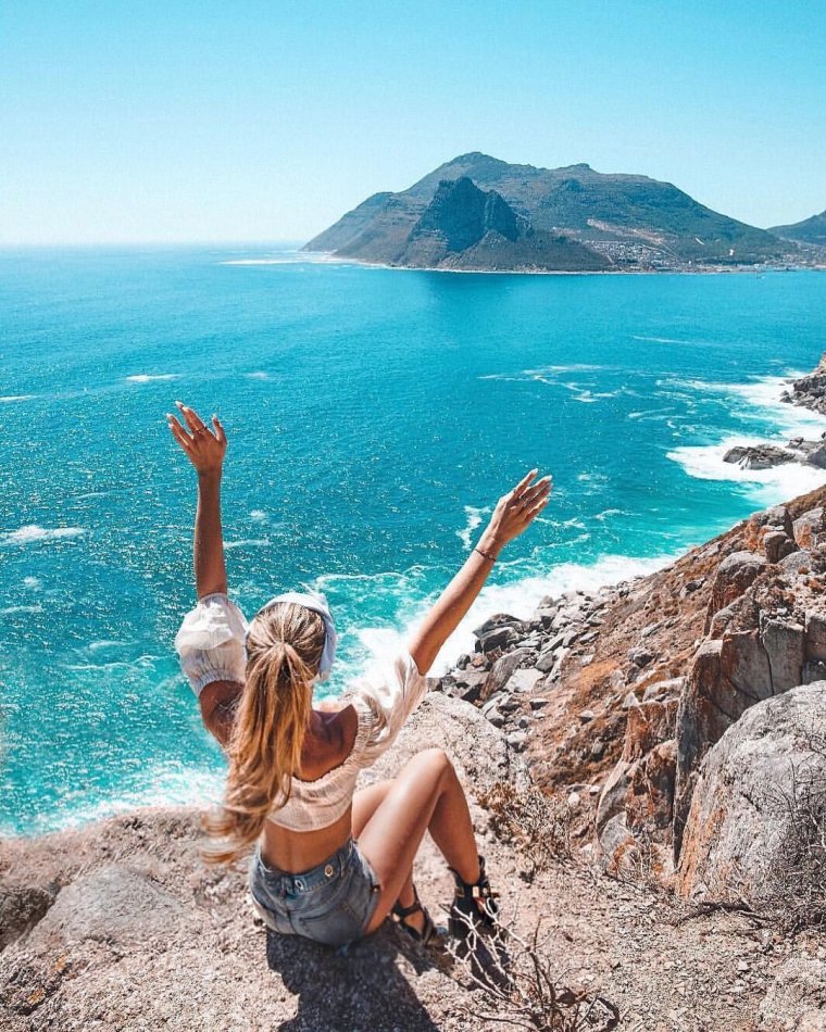 Девушка брюнетка на отдыхе