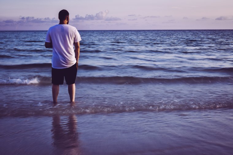 Парень на море спиной