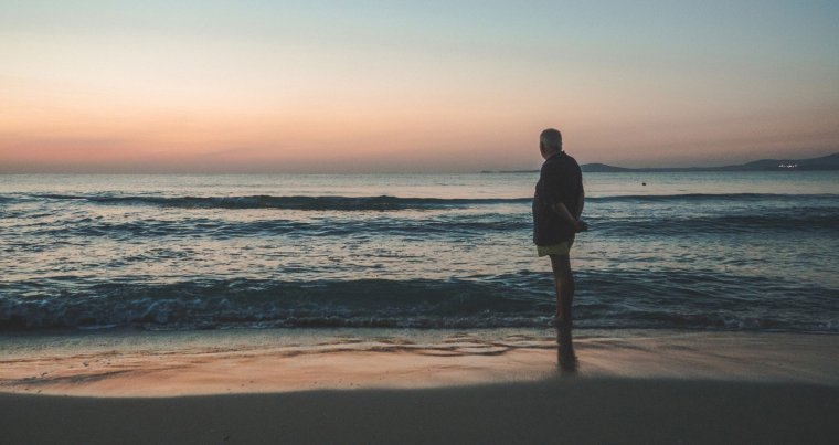 В кепке море рассвет