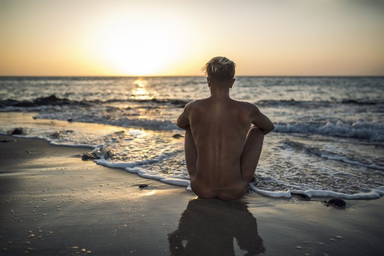 Мужчина спиной у моря