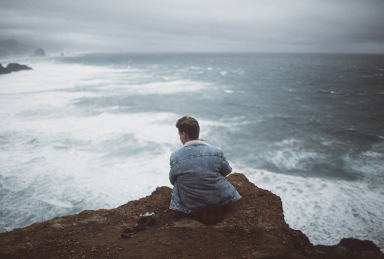 Одинокий человек на берегу моря