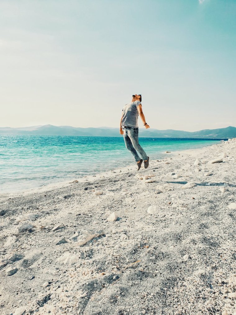 Парень на море