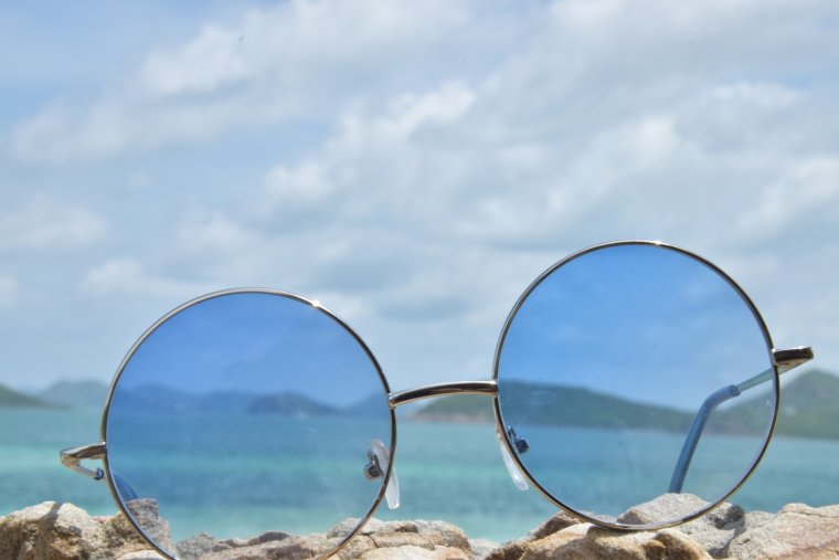 Очки на песке