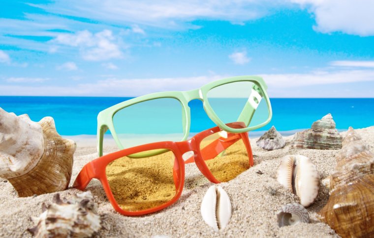 Солнцезащитные очки на пляже