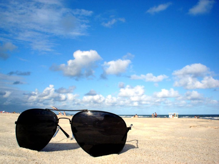 Очки на берегу моря