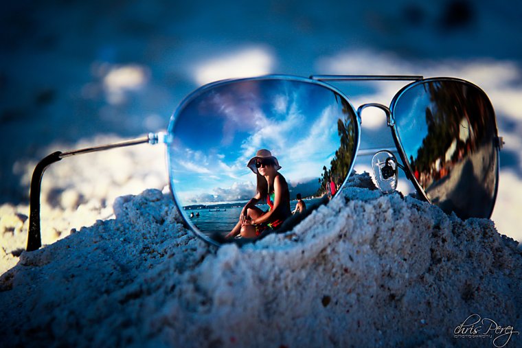 Отражение моря в очках