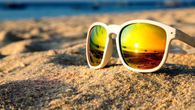Солнцезащитные очки на берегу