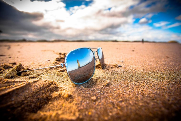 Солнечные очки на песке