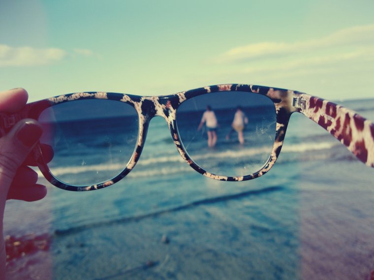 Море в отражении очков