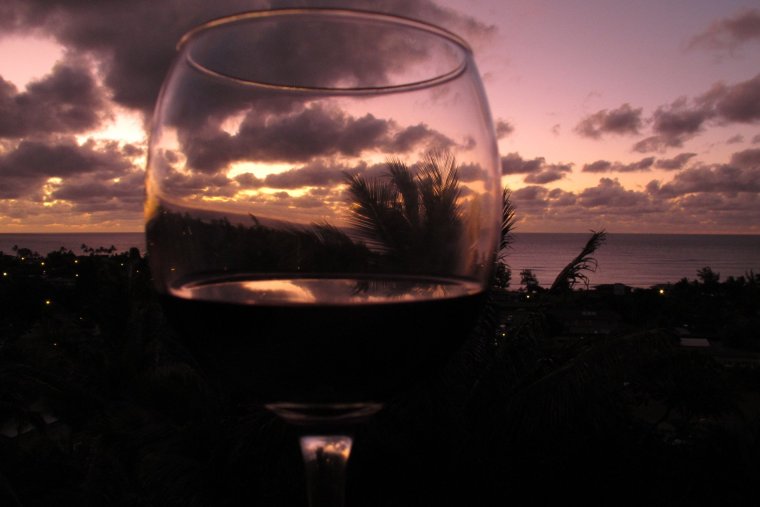 Бокалы вина на берегу реки