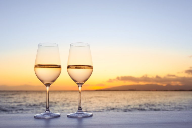 Два бокала вина на фоне моря