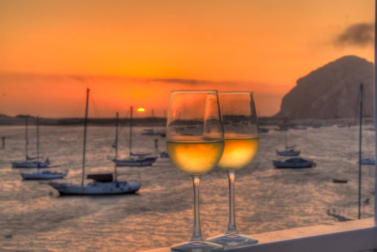 Два бокала на закате в круизе