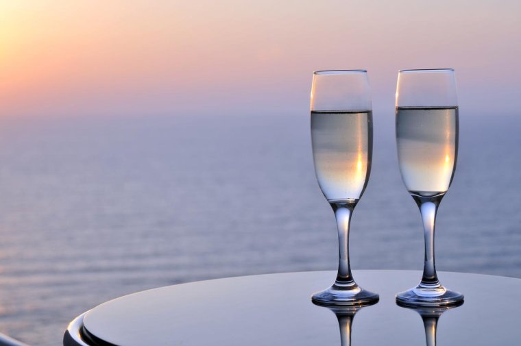 Бокал шампанского и море