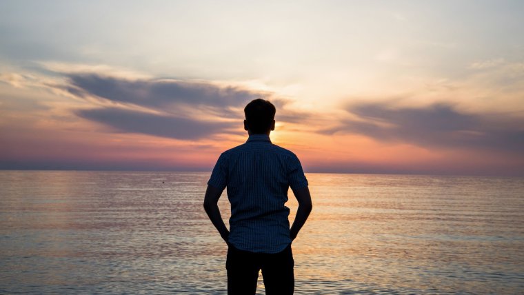 Человек у моря, сзади