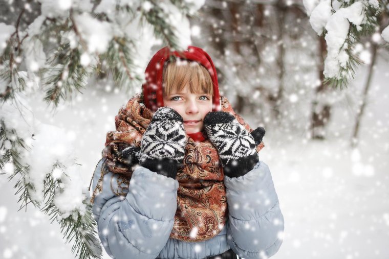 Девочка в зимнем лесу