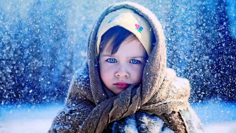 Маленькая девочка зимой