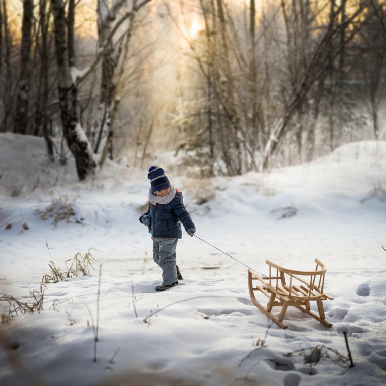 Мальчик зимой в лесу