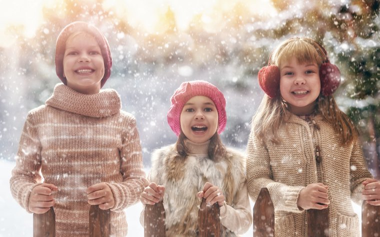 Дети в снежных шапках
